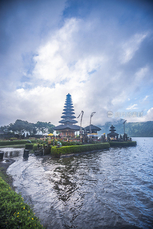 美丽的宁静在Pura Ulun Danu Beratan寺庙在巴厘岛，印度尼西亚